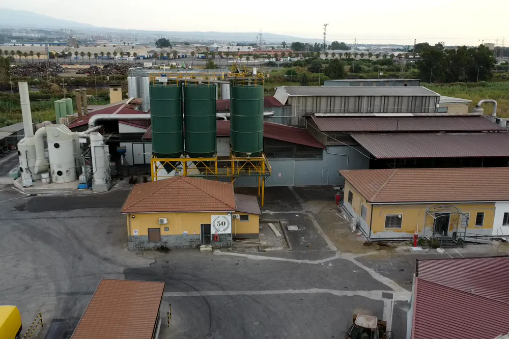 Veduta aerea dell'impianto come è oggi, con i silos verdi e i capannoni.