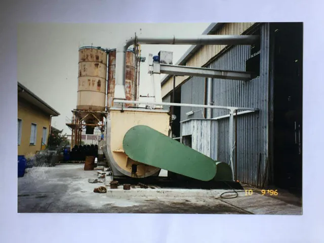 Fotografia d'archivio di un vecchio essiccatore installato in impianto.