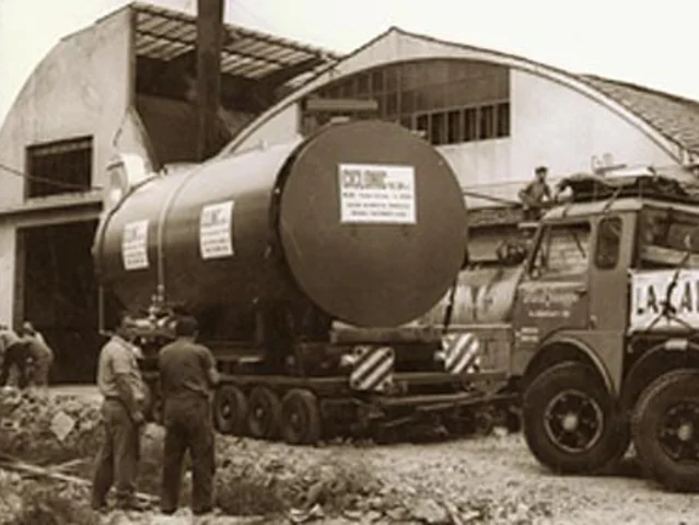 Fotografia d'archivio dell'arrivo del primo impianto allo stabilimento.