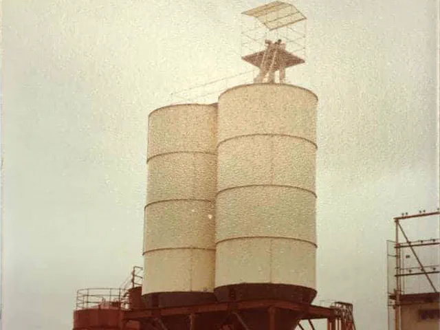 Fotografia d'archivio dei vecchi silos delle farine, su struttura in acciaio.